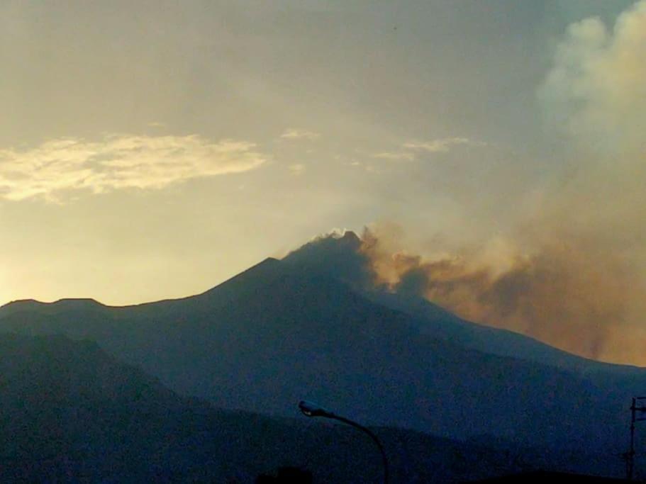 Loft Sotto Il Vulcano, Con Posto Auto Privato Zafferana Etnea Exterior photo